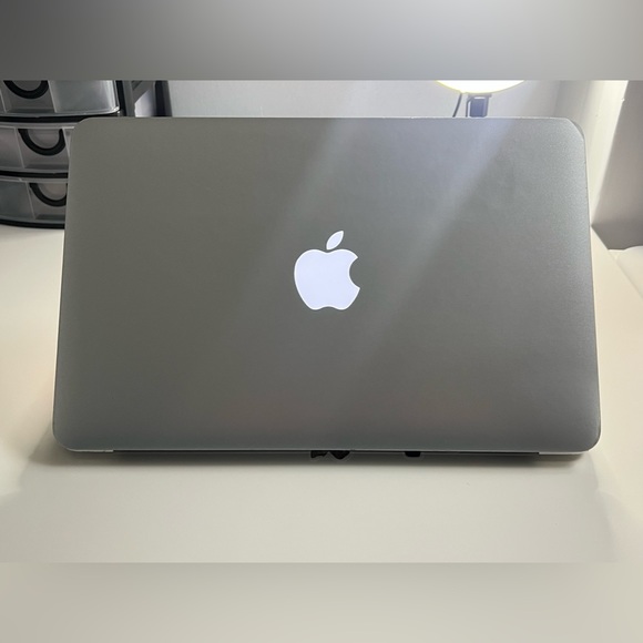 MacBook Air 11 Inch - Picture 2 of 4